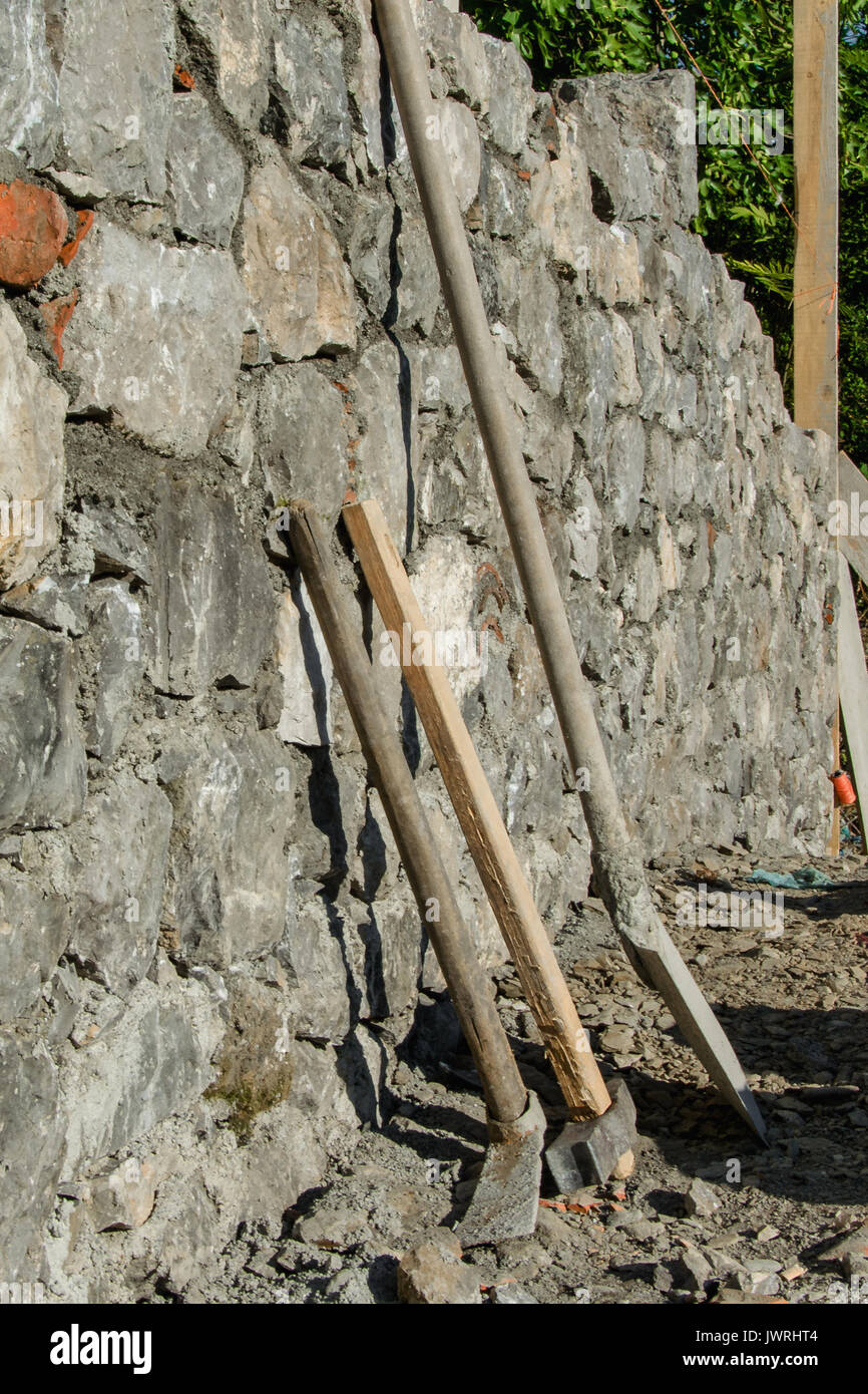 Stone Constuction Stone wall construction Stock Photo - Alamy