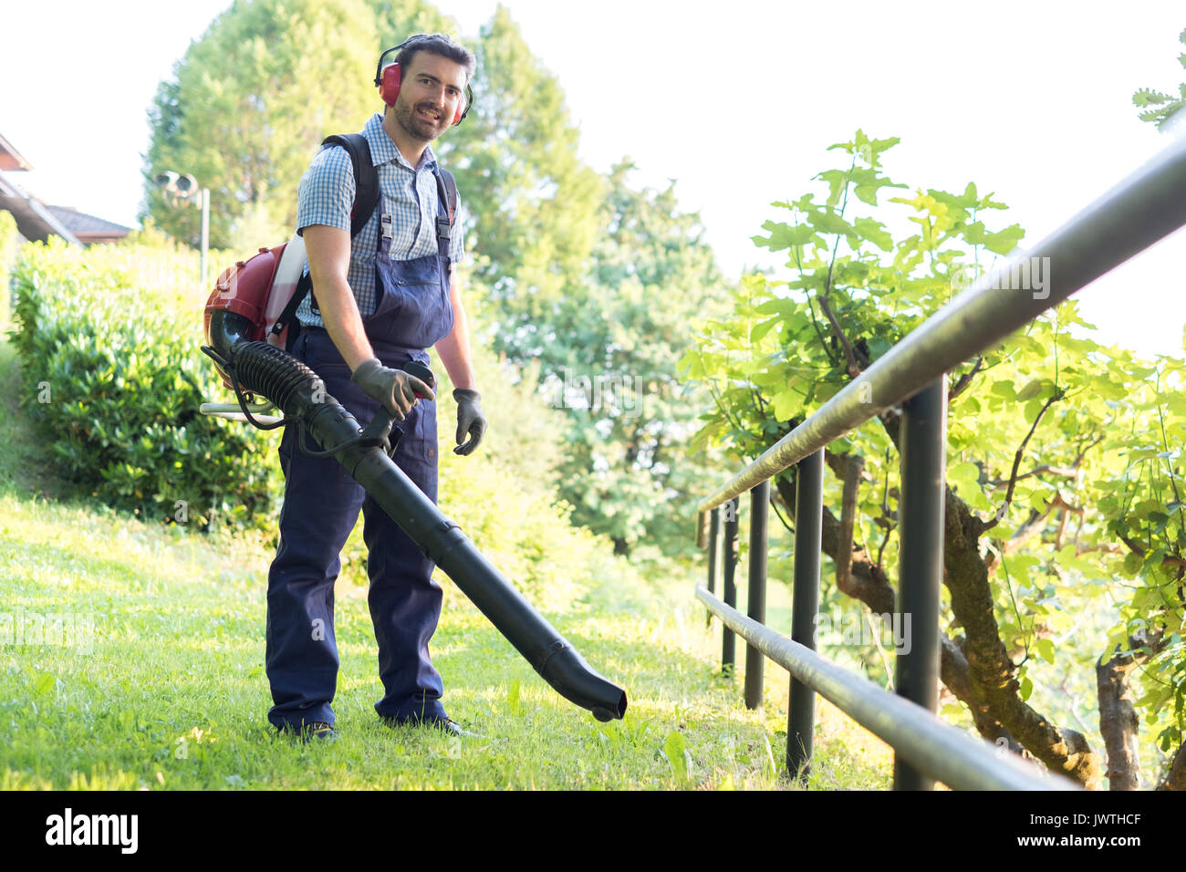 Leaf and blower hires stock photography and images Alamy