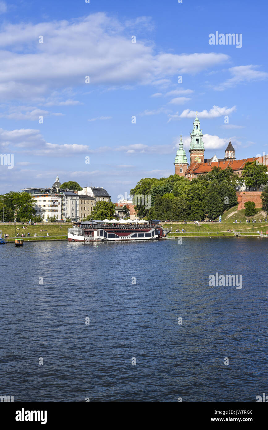 Weichel Rivier Krakow, river Weichsel, royal palace on Wawel Stock Photo - Alamy