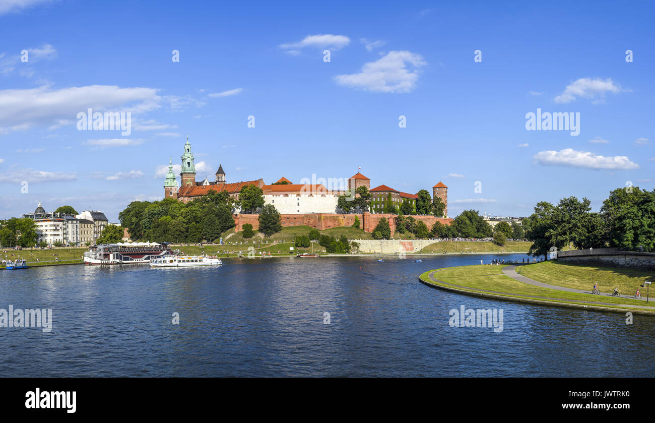 Weichel Rivier Krakow, river Weichsel, royal palace on Wawel Stock Photo - Alamy