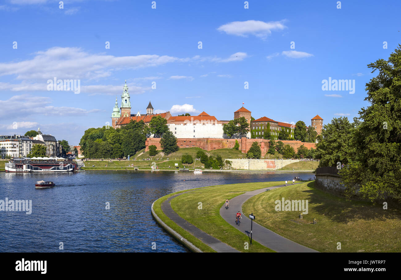 Weichel Rivier Krakow, river Weichsel, royal palace on Wawel Stock Photo - Alamy