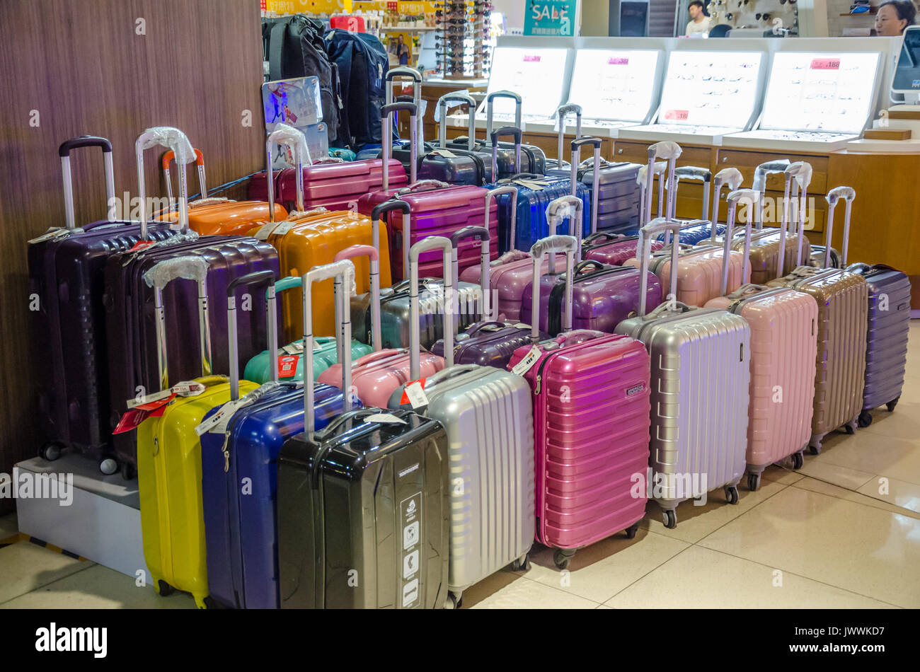 Suitcase shop hi-res stock photography and images - Alamy