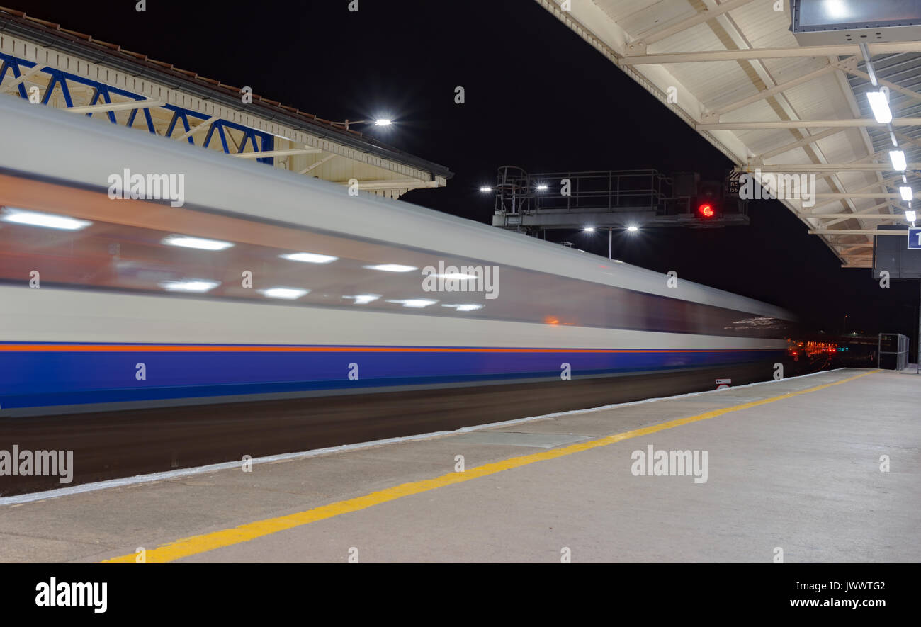 Dark train platform uk hi-res stock photography and images - Alamy
