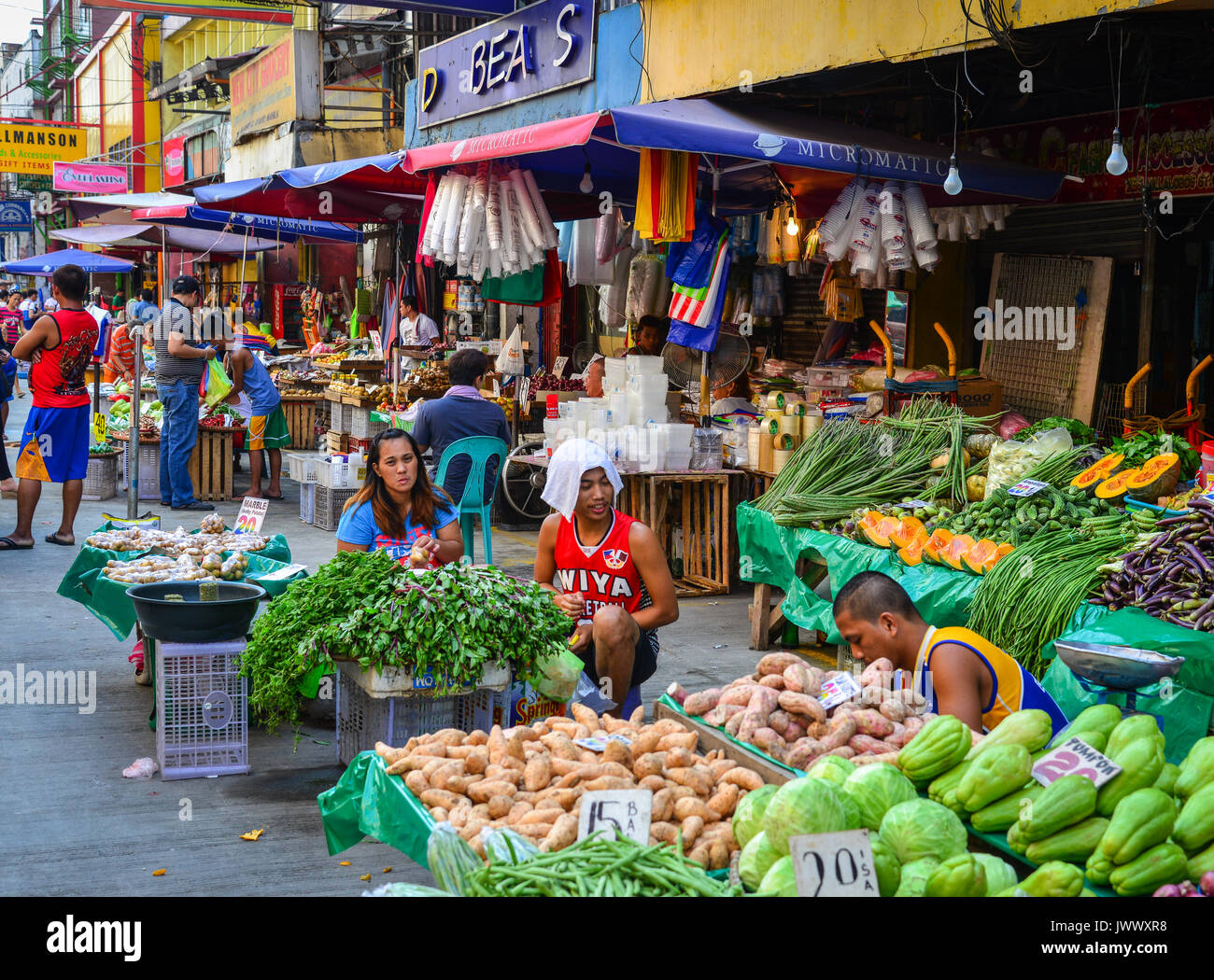 manila-philippines-apr-12-2017-selling-vegetables-at-street-market