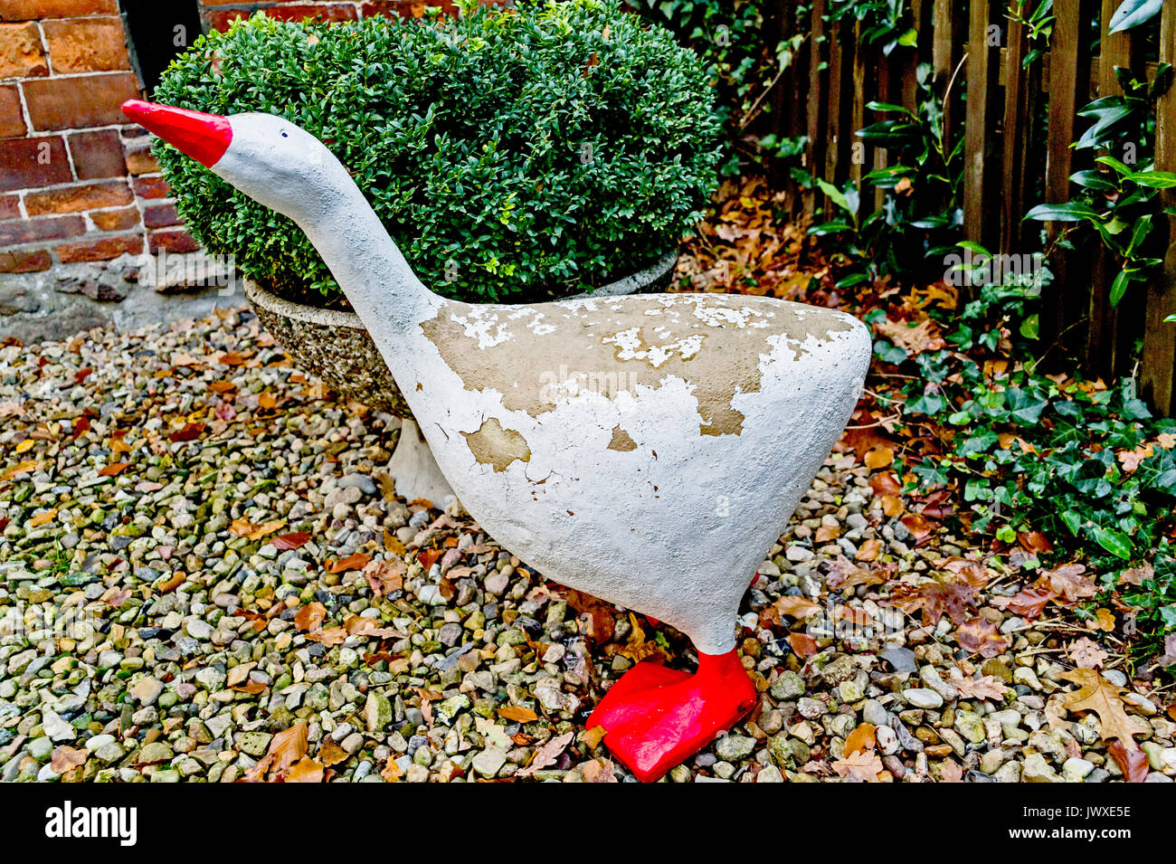 Hölzerne Gans in einem Bauerngarten; Goose in a garden near a restaurant Stock Photo