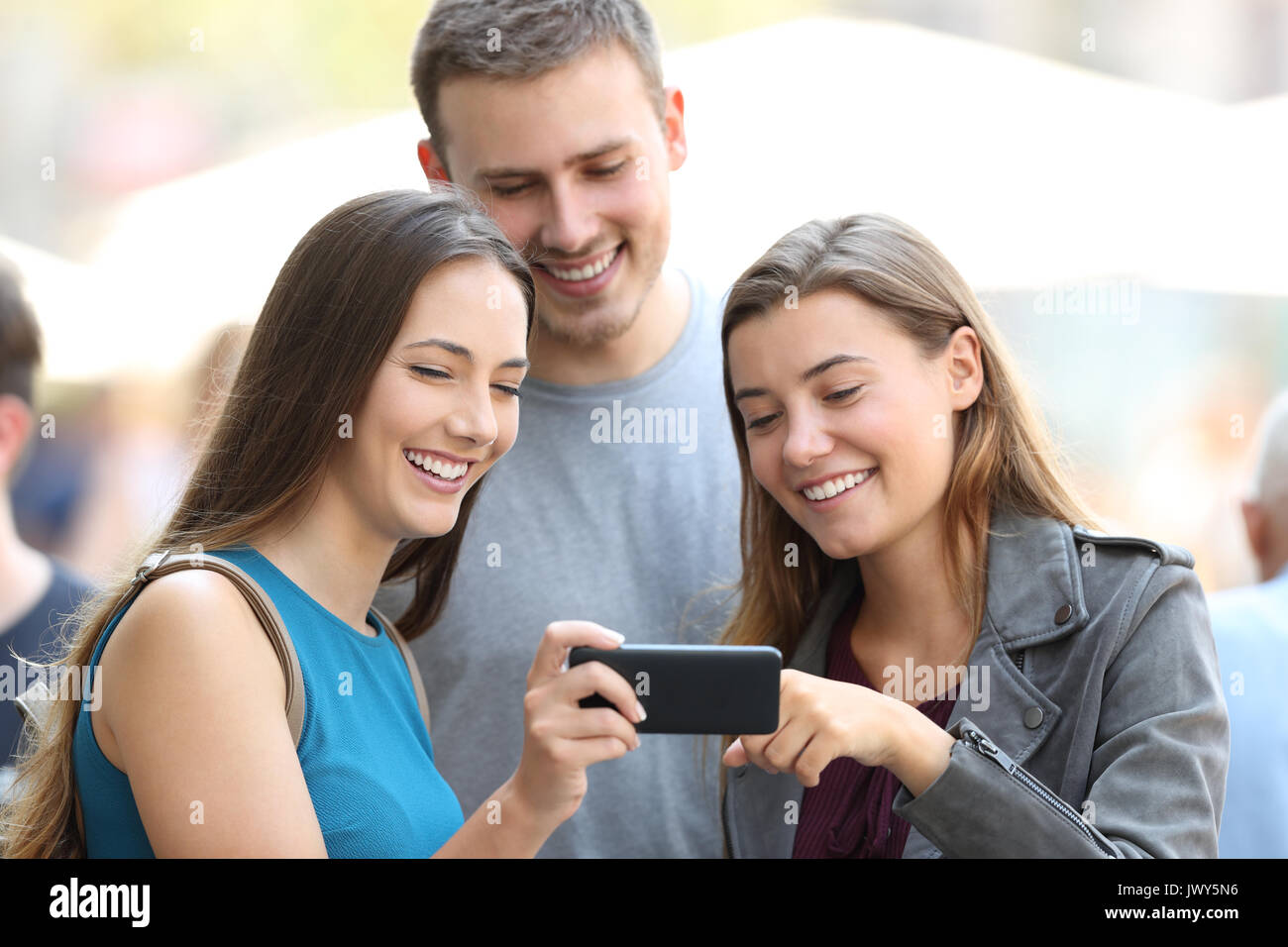 Friend exchange. Делитесь ссылкой с друзьями. Делиться с друзьями. Блогер делится ссылкой картинка. Делится ссылкой друг с другом.