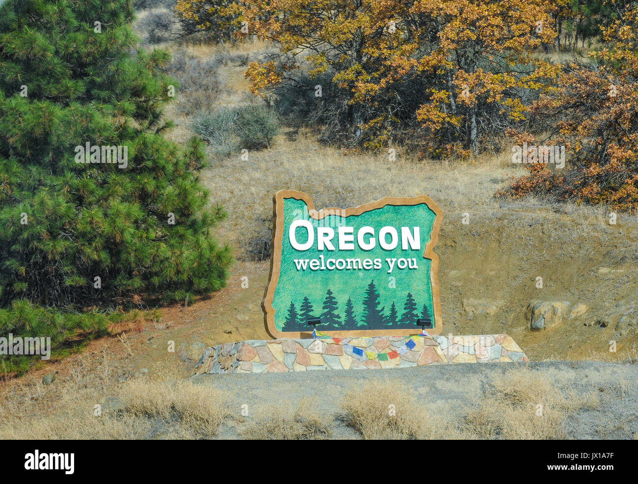 Sign as you enter Oregon reading 