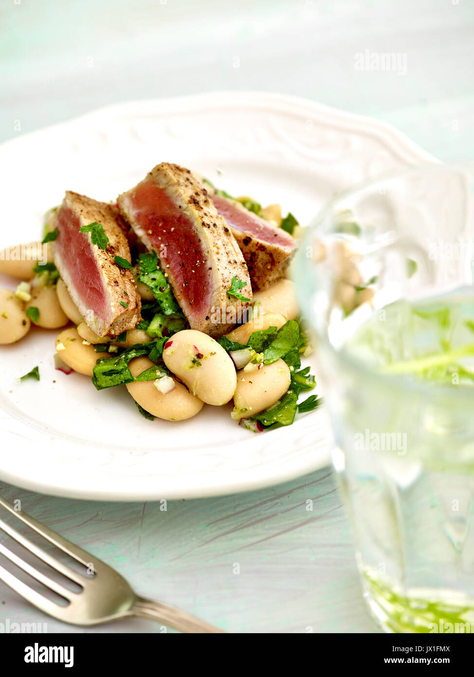 Seared tuna and butter bean salad Stock Photo Alamy