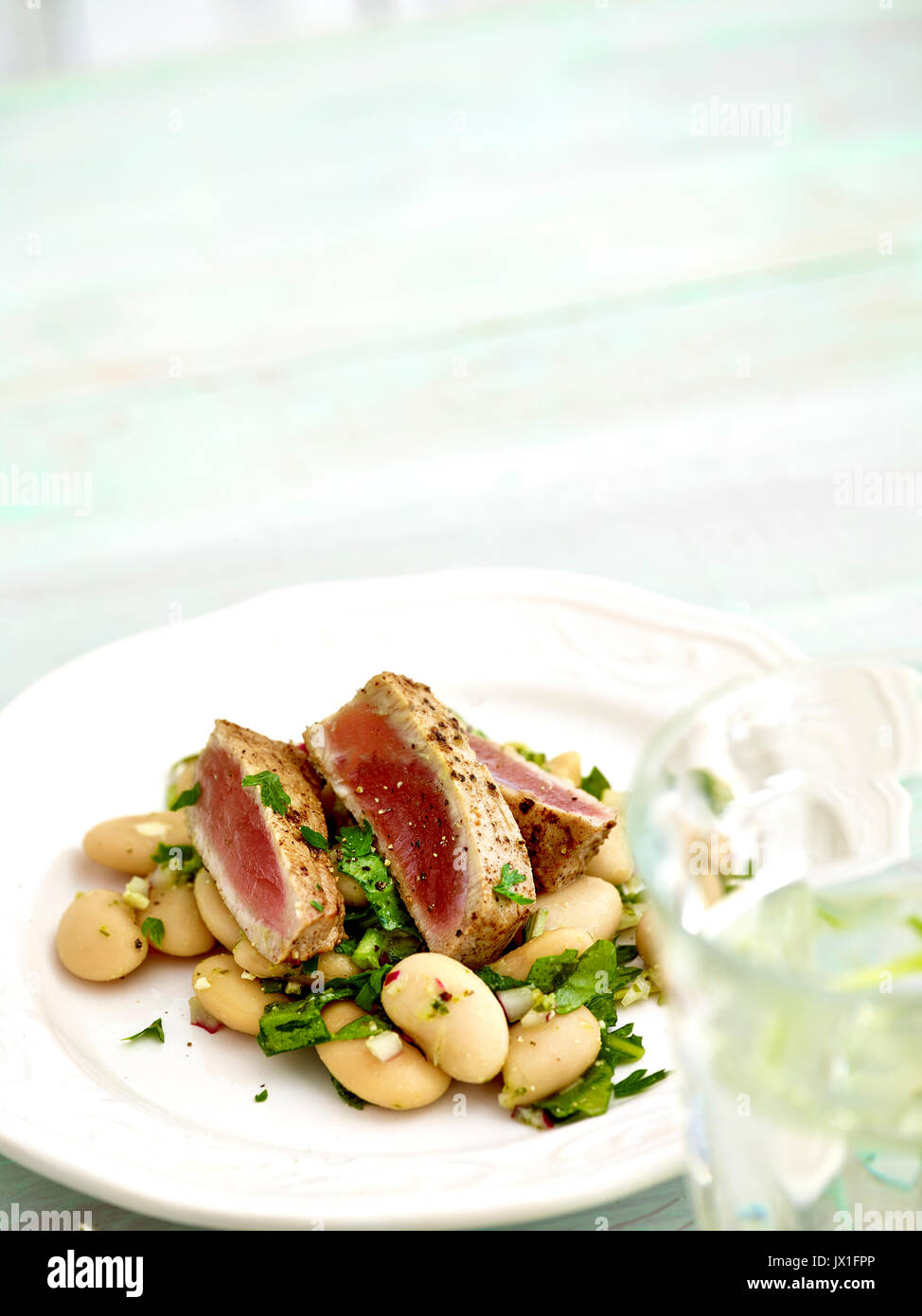 Seared tuna and butter bean salad Stock Photo Alamy