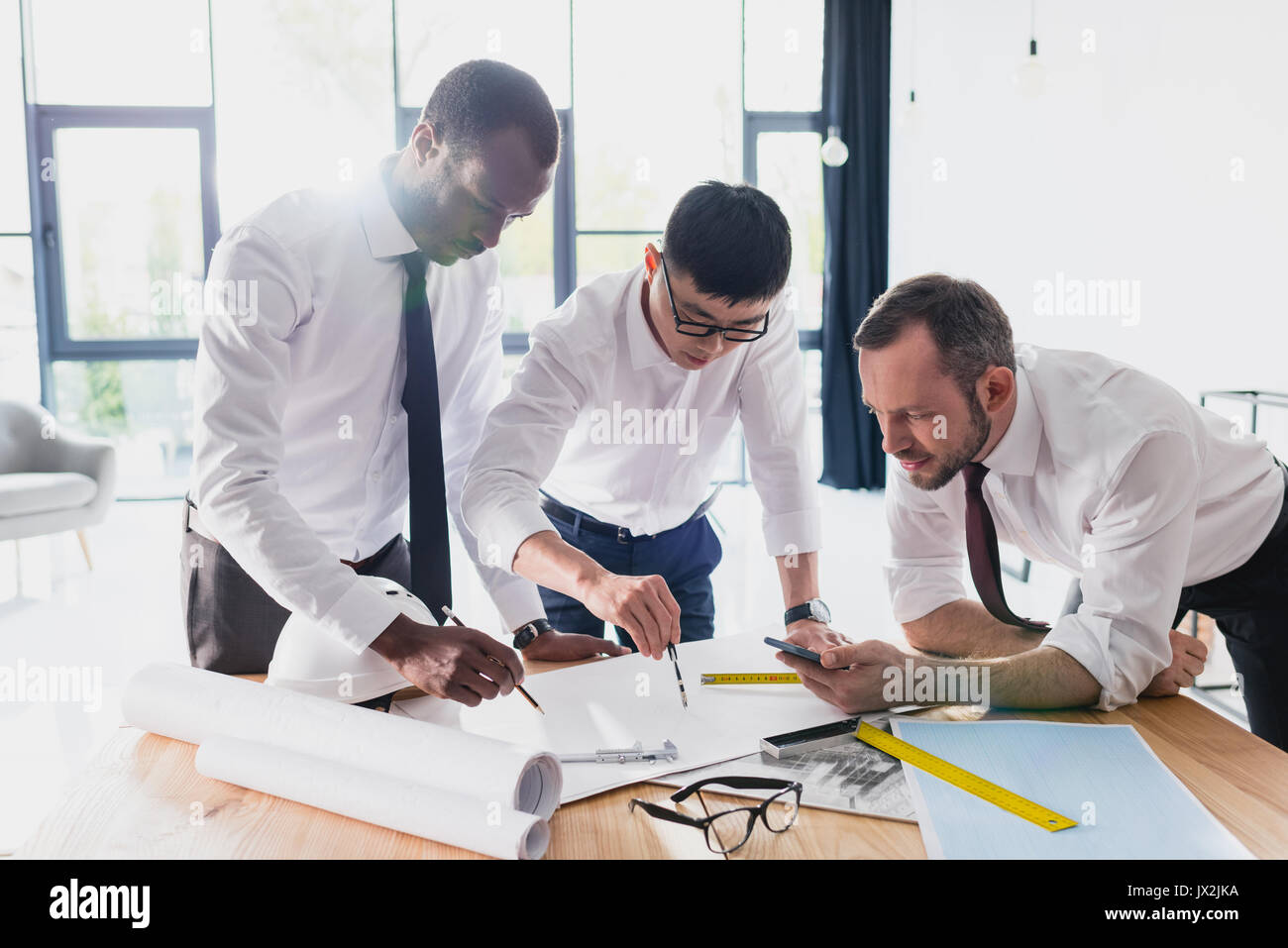 Дизайнер и строитель. Команда архитекторов. Коллектив архитекторов. Команда архитекторов. Фото офиса с людьми.