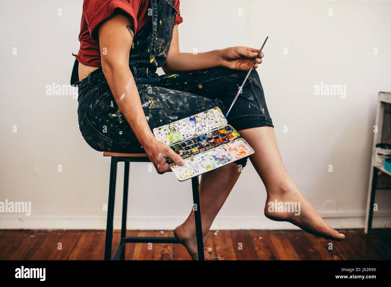 Female artist holding color palette hi-res stock photography and images ...