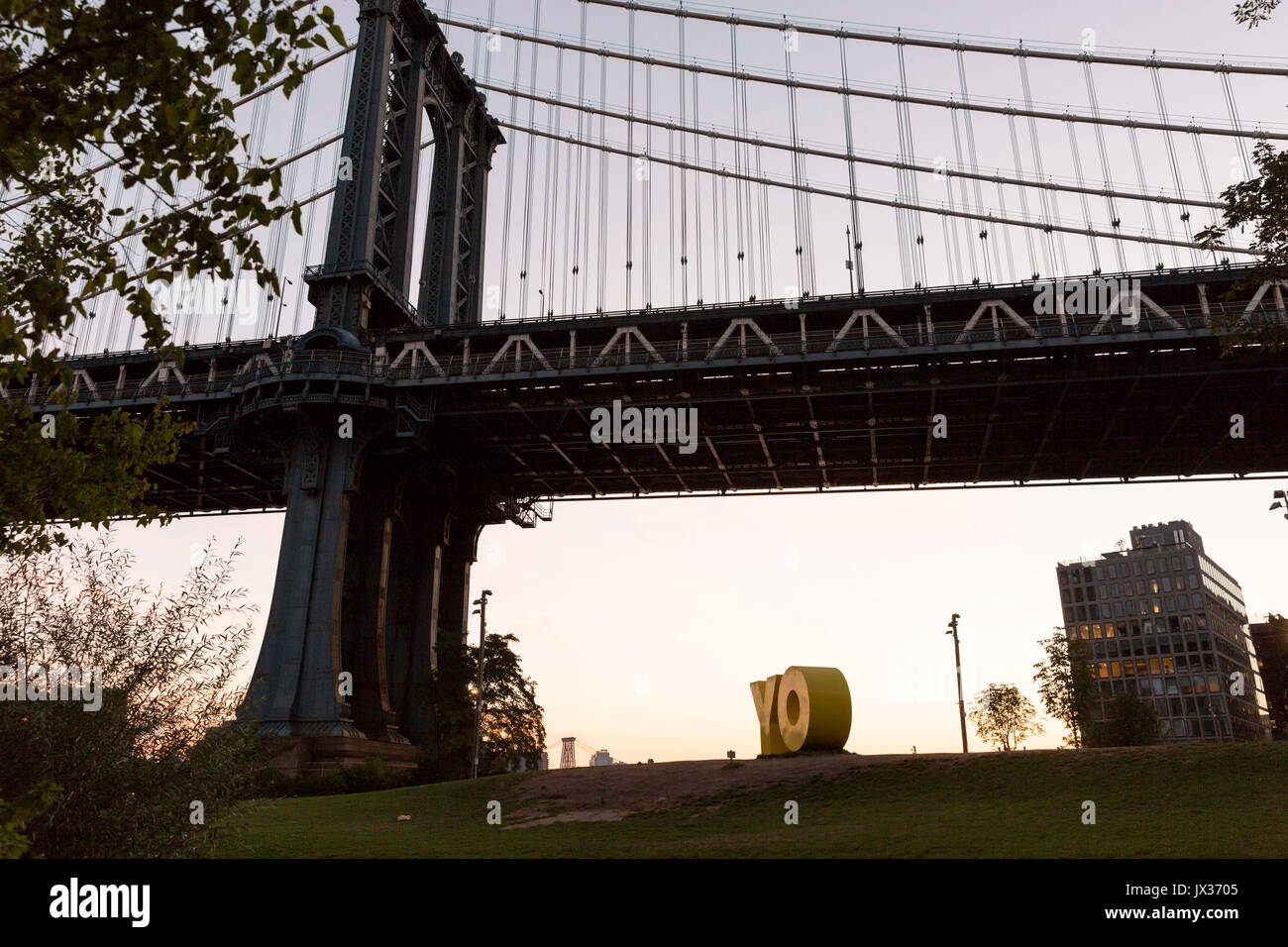 Dumbo new york tourist hi-res stock photography and images - Alamy