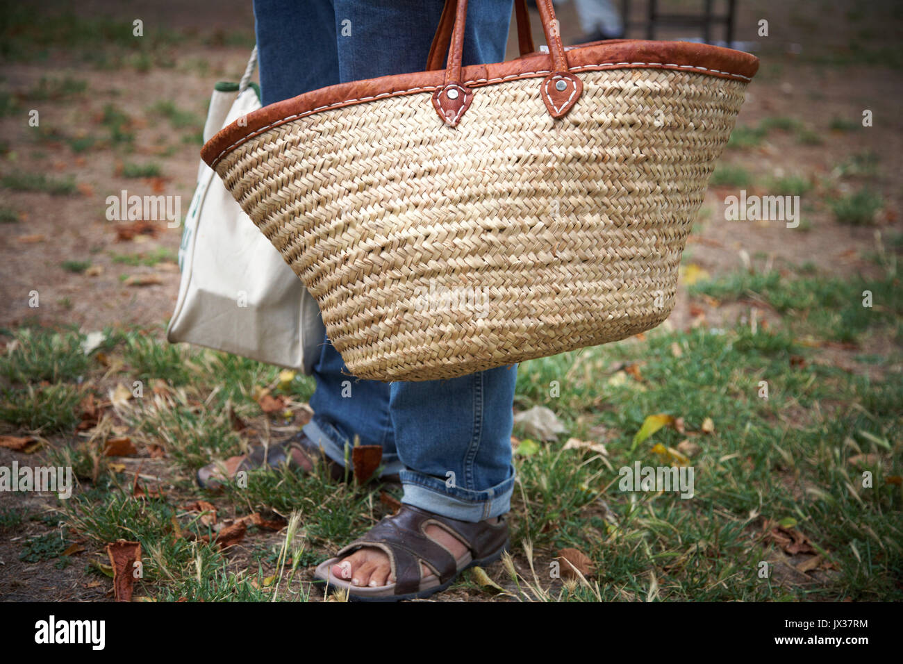 man with basket of fresh produce at a farmers market new zealand Stock Photo