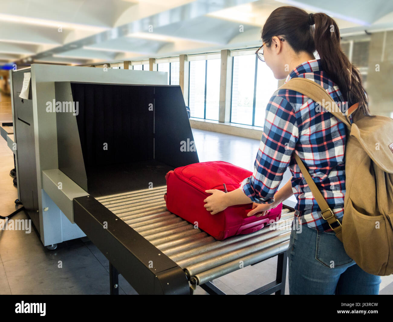 https://c8.alamy.com/comp/JX3RCW/woman-traveler-selective-focus-baggage-x-ray-machine-try-to-detection-JX3RCW.jpg