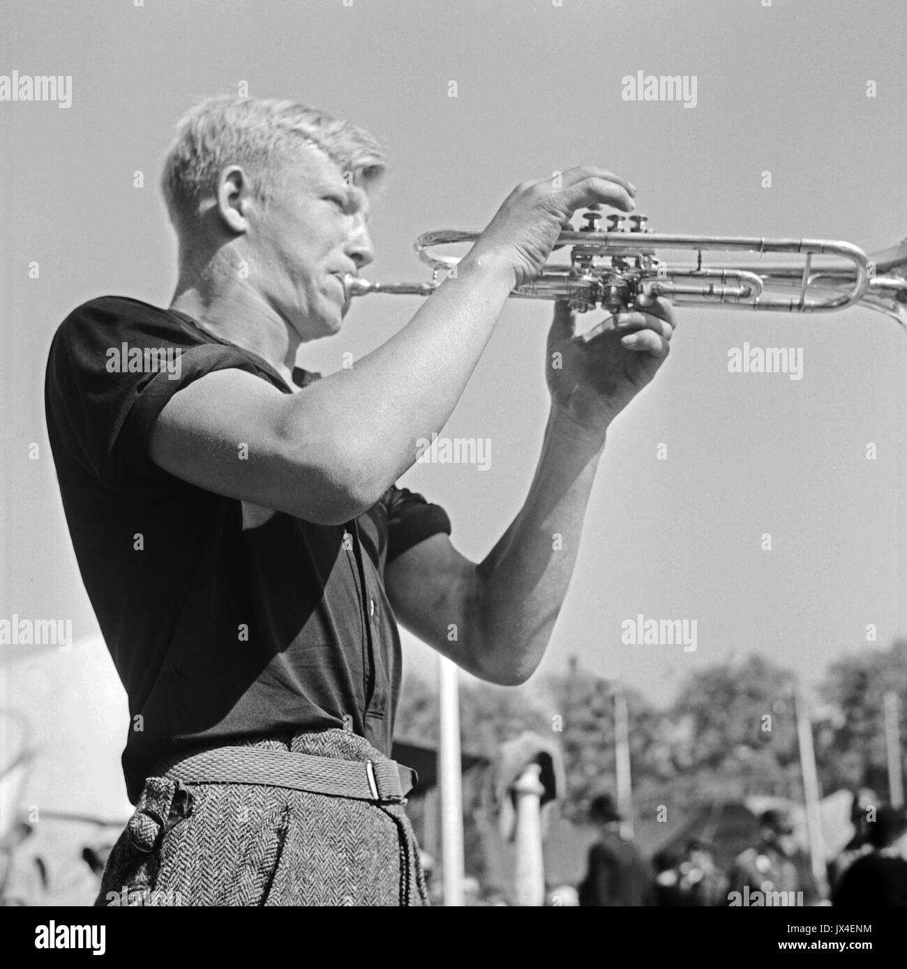 Sideways looking trumpet Clearance