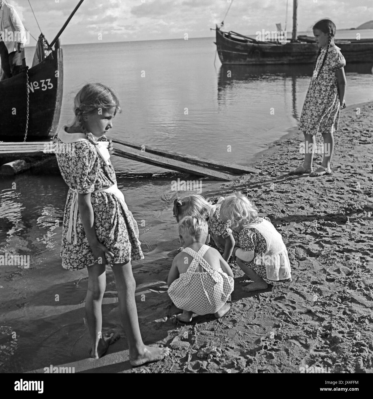 1930s People On Beach High Resolution Stock Photography and Images - Alamy
