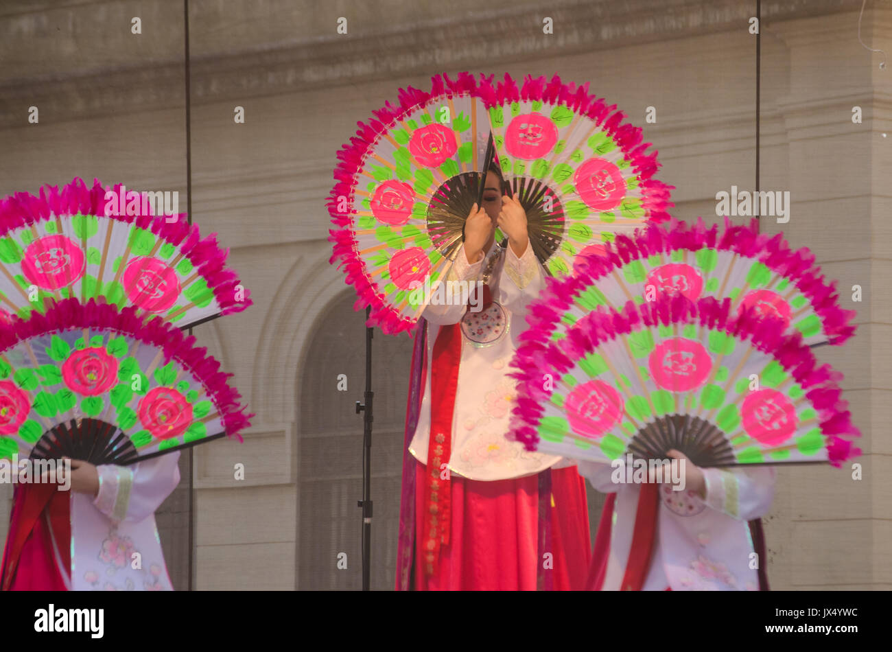 sao-paulo-brazil-august-12-2017-korean-ethnic-dancers-perform