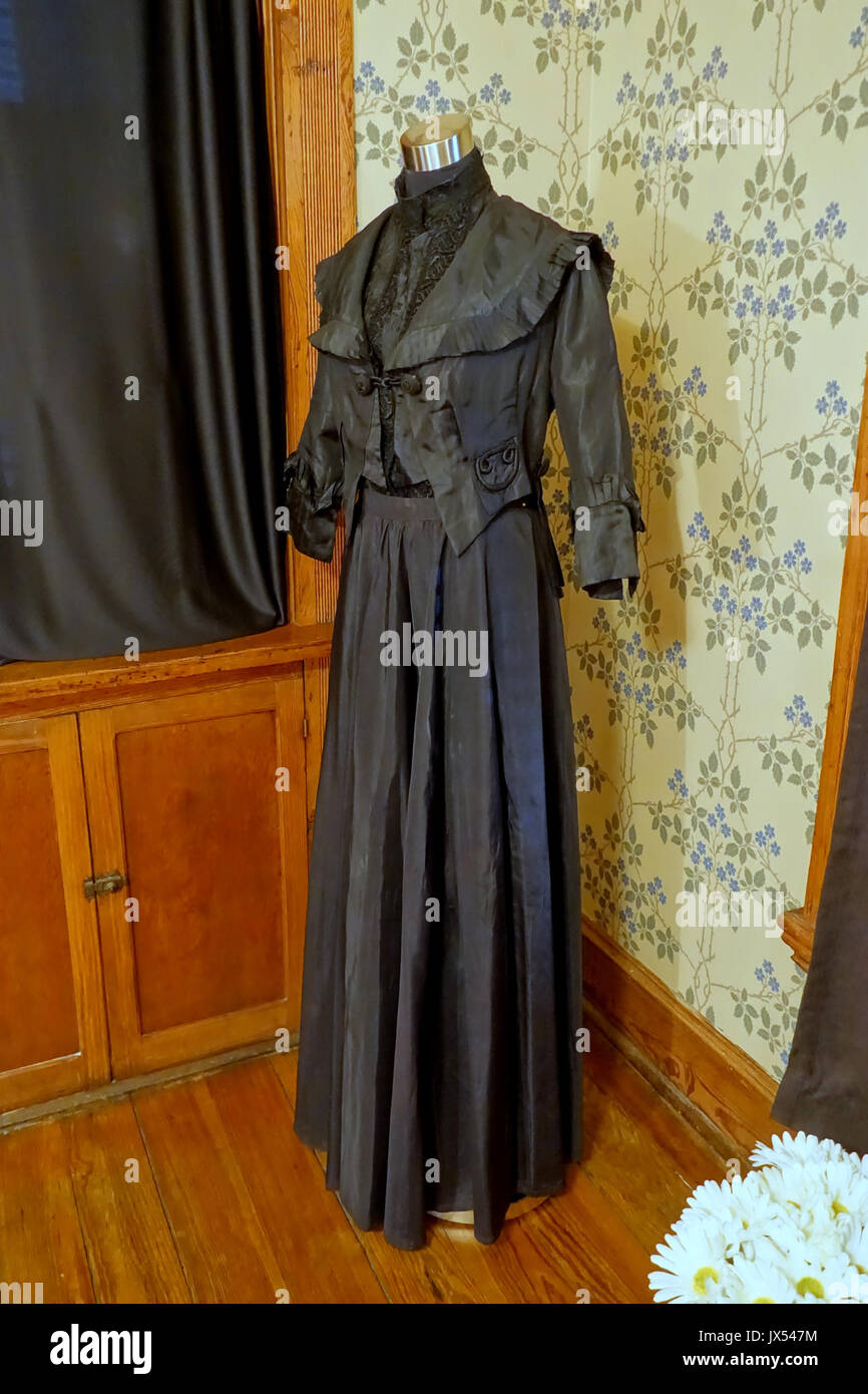 Mourning Robe Victorian funeral attire hi-res stock photography and images - Alamy