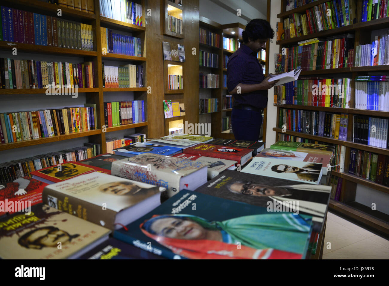 Dhaka, Bangladesh. 14th Aug, 2017. A Bangladeshi People reads and