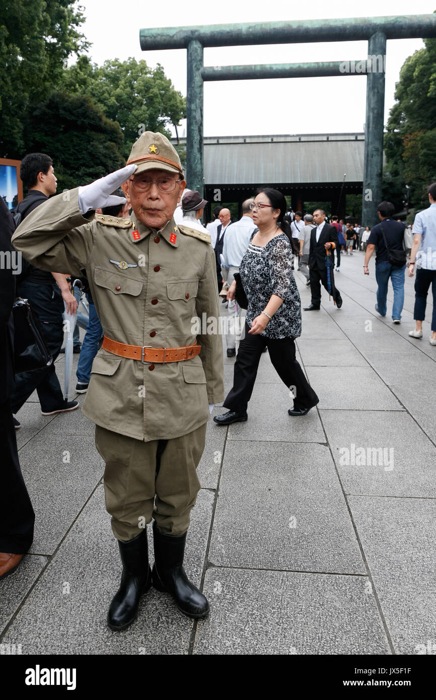 Tokyo, Japan. 15th Aug, 2017. A man dressed as a Japanese imperial army soldier visits Yasukuni Shrine to pay his respects to the war dead on the 72nd anniversary of Japan's surrender in World War II on August 15, 2017, Tokyo, Japan. Prime Minister Shinzo Abe was not among the lawmakers to visit the Shrine and instead sent a ritual offering to avoid angering neighboring countries who also associate Yasukuni with war criminals and Japan's imperial past. Credit: Rodrigo Reyes Marin/AFLO/Alamy Live News Stock Photo