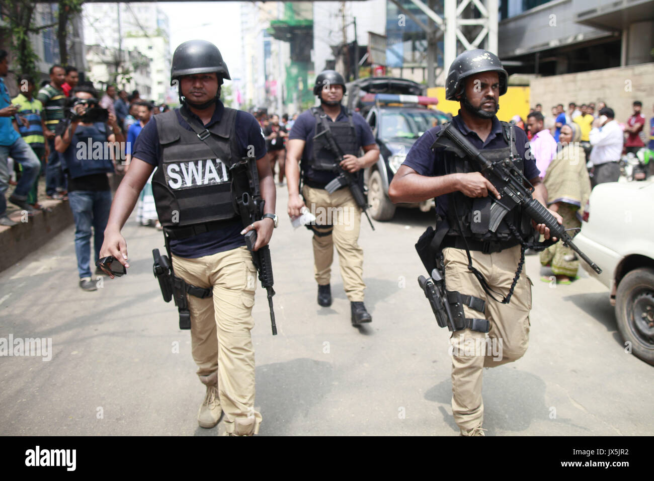 Dhaka, Bangladesh. 15th Aug, 2017. SWAT (Special Weapons And Tactics) team of Bangladesh police leave the shooting scene after they tried to flush out suspected Islamist radicals who have holed up in a building in Dhaka, Bangladesh. Credit: Suvra Kanti Das/ZUMA Wire/Alamy Live News Stock Photo