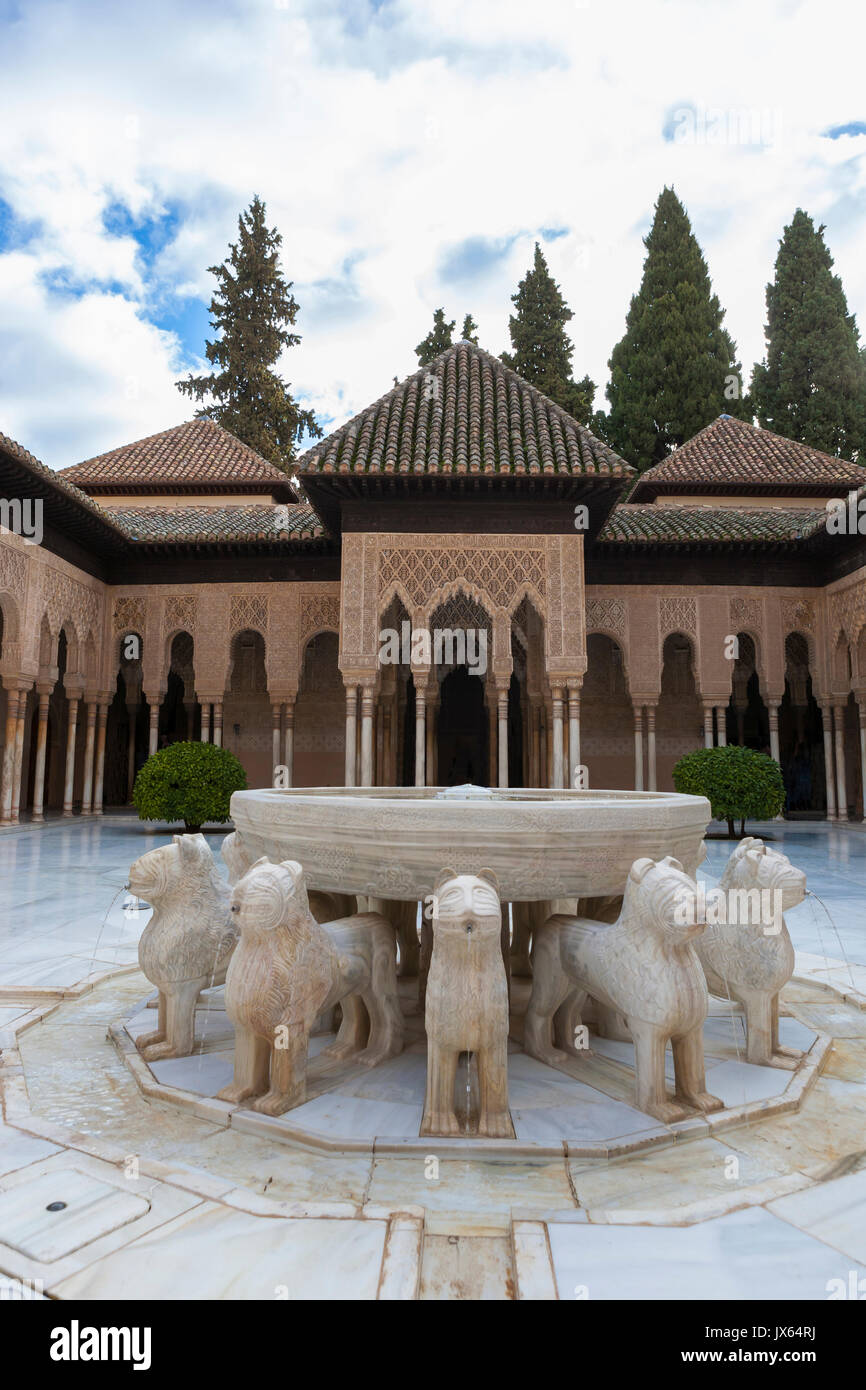 Patio de los Leones (Court of the Lions), Palacios Nazaríes, La Alhambra, Granada, Spain: the eponymous fountain in the foreground Stock Photo
