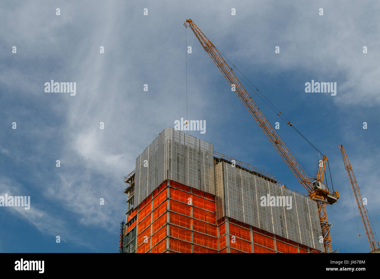 Skies and high rise building hi-res stock photography and images - Alamy
