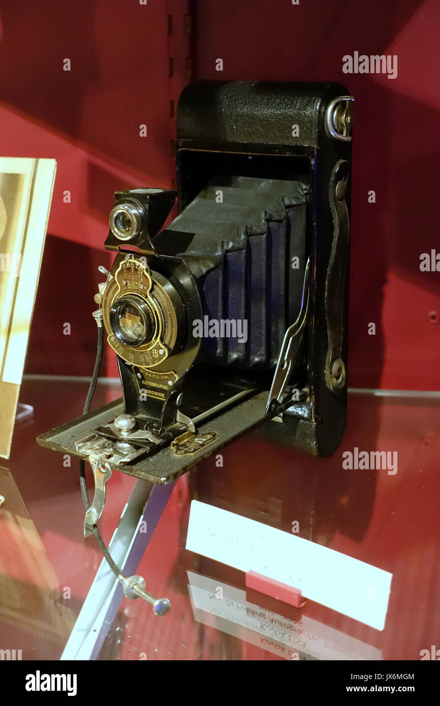 Kodak No  2A Folding Autographic Brownie, 1915 1926   Fox Talbot Museum   Wiltshire, England   DSC01049 Stock Photo