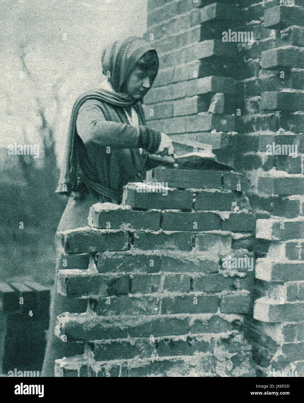 Woman bricklayer at work, England, WW1 Stock Photo