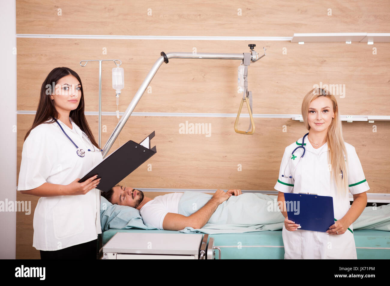 разговор с врачом. две медсестры и две клиентки. две медсестры и пациент. две медсестры пациент. беседа двух врачей.