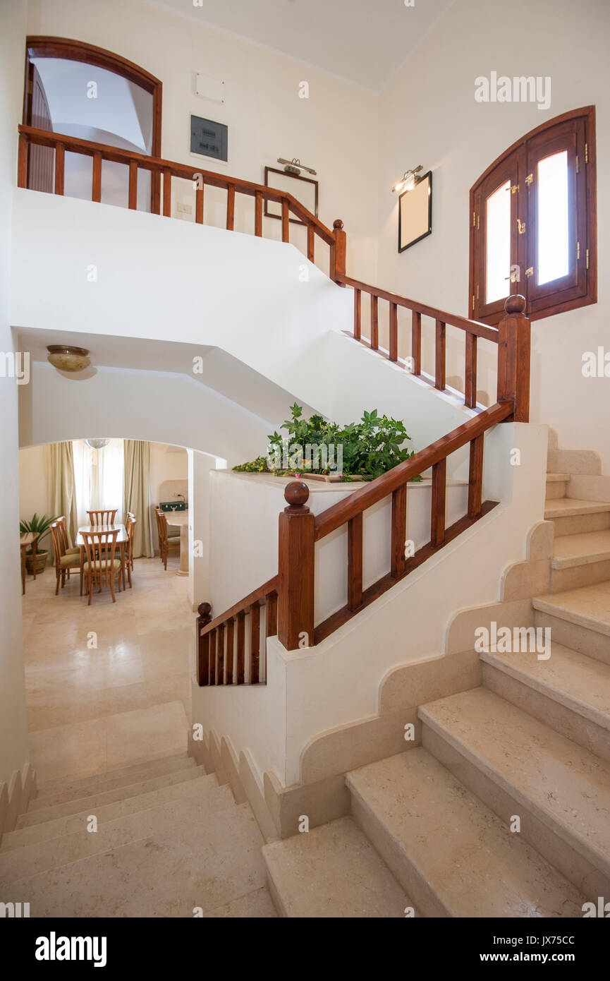 https://c8.alamy.com/comp/JX75CC/marble-curved-staircase-from-ground-floor-to-upstairs-in-luxury-holiday-JX75CC.jpg