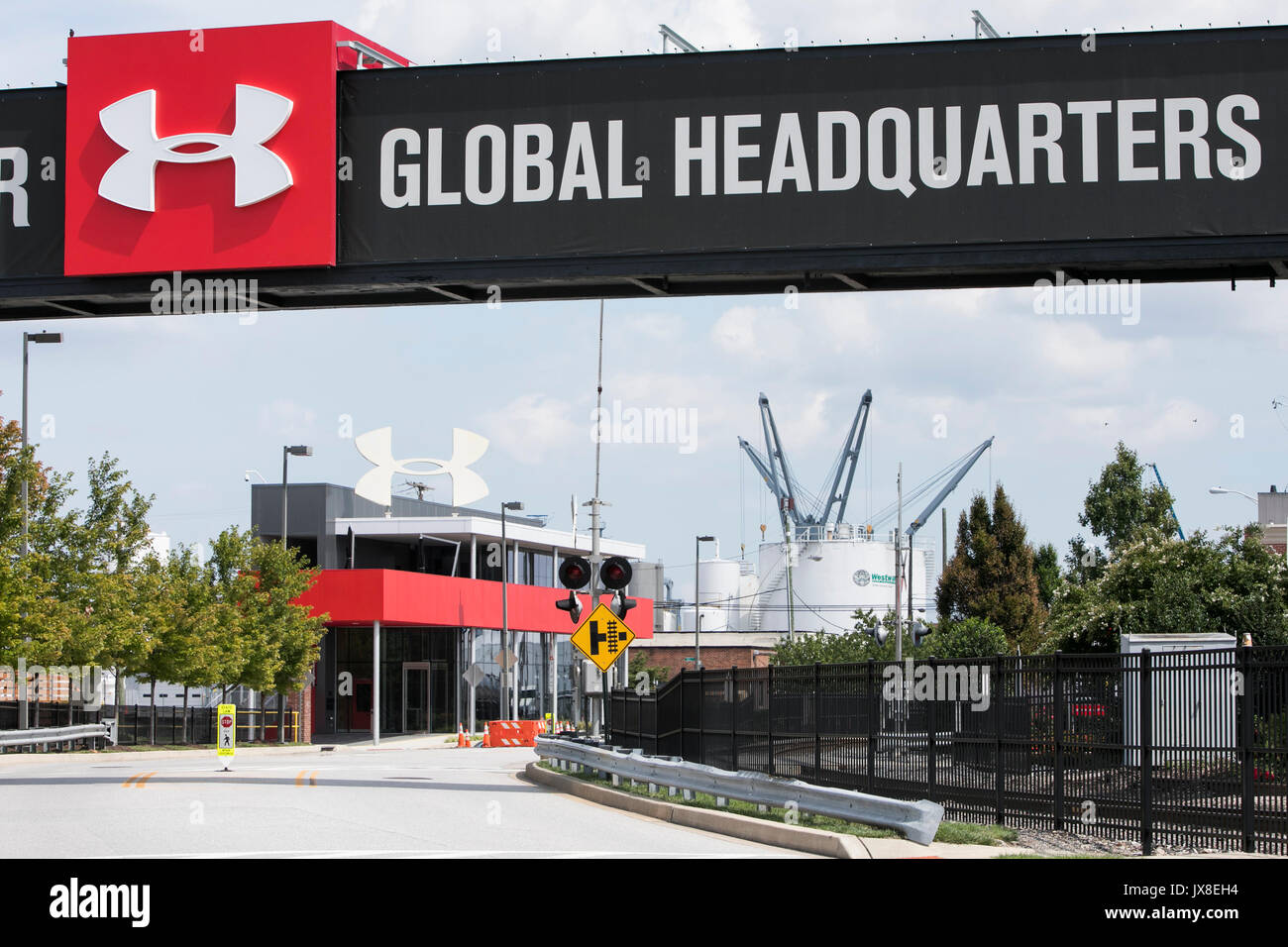 un acreedor Traición Consciente de A logo sign outside of the headquarters of Under Armour, Inc., in  Baltimore, Maryland, on August 13, 2017 Stock Photo - Alamy