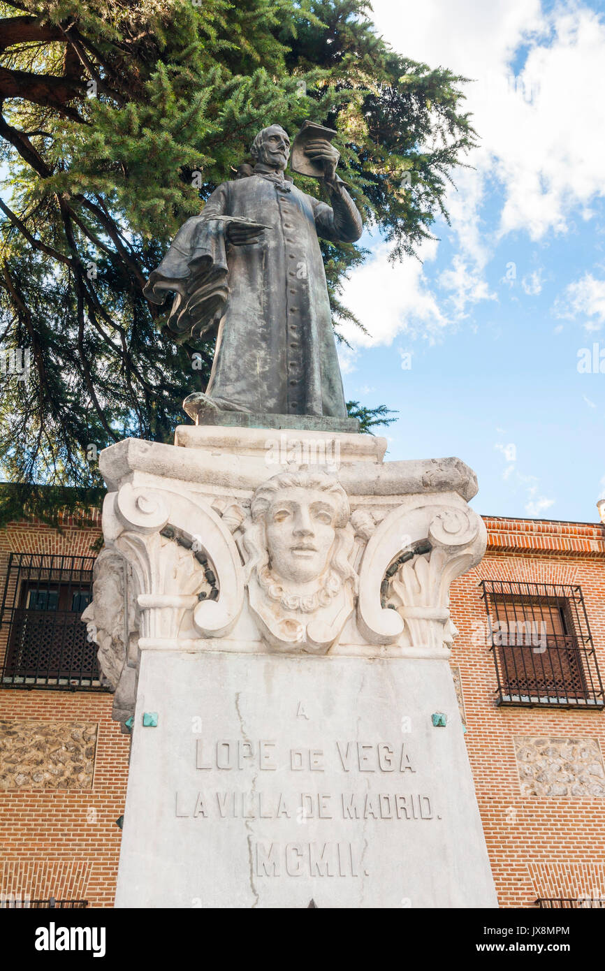 Estatua de Lope de Vega en la plaza de la Encarnación. Madrid. España Stock Photo