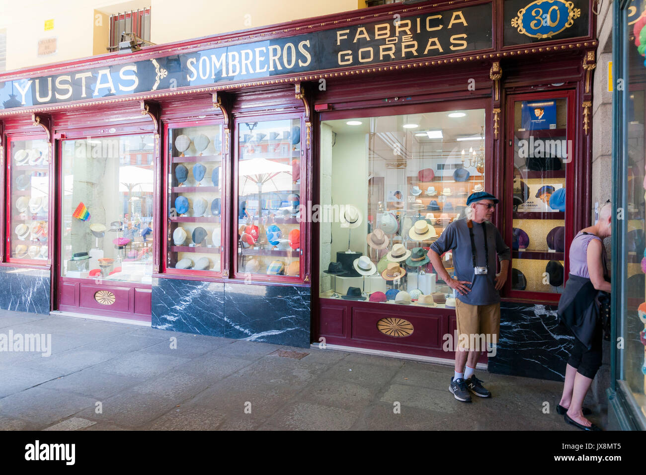 Tienda de sombreros en los soportales de la Plaza Mayor. Madrid. España  Stock Photo - Alamy