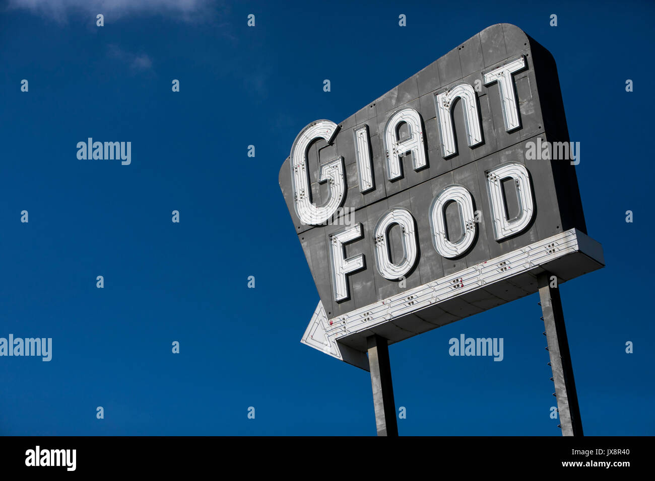 A vintage logo sign outside of a Giant Food grocery store in Laurel, Maryland, on August 13, 2017. Stock Photo