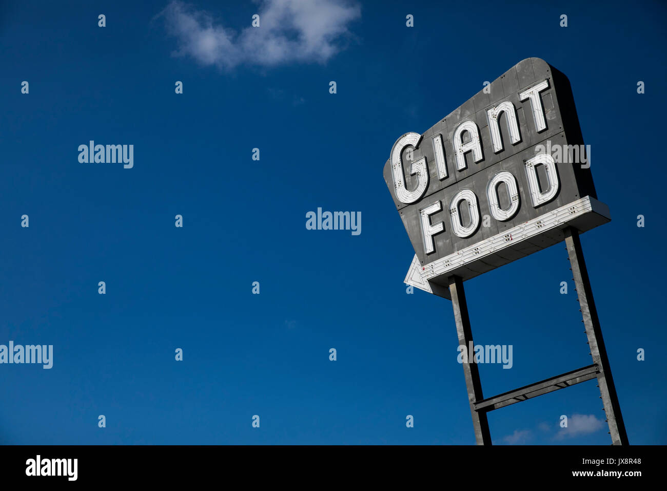 A vintage logo sign outside of a Giant Food grocery store in Laurel, Maryland, on August 13, 2017. Stock Photo