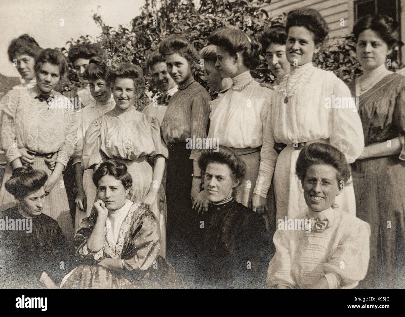 Women posing for a group photo in Minnesota 1907 1908 Stock Photo
