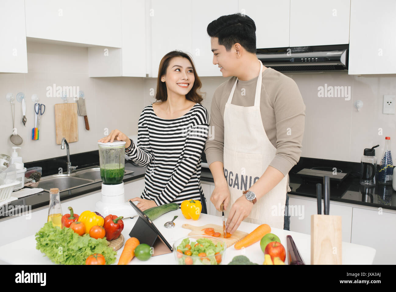 Книги про японскую кухню. Азиатская кухня на желтом фоне. Книги по азиатской кухне. Вкус домашней кухни обложка. Книга гастронома.