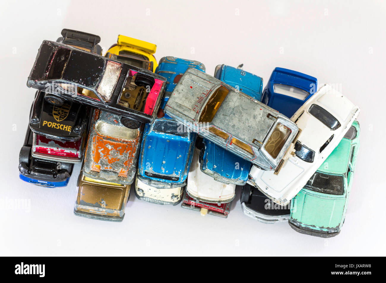 Modellauto. Ein Stapel Spielzeugauto, bespielt. Matchbox und Majorette.     [  © (c) Arnulf Hettrich / Fnoxx Stock Photo