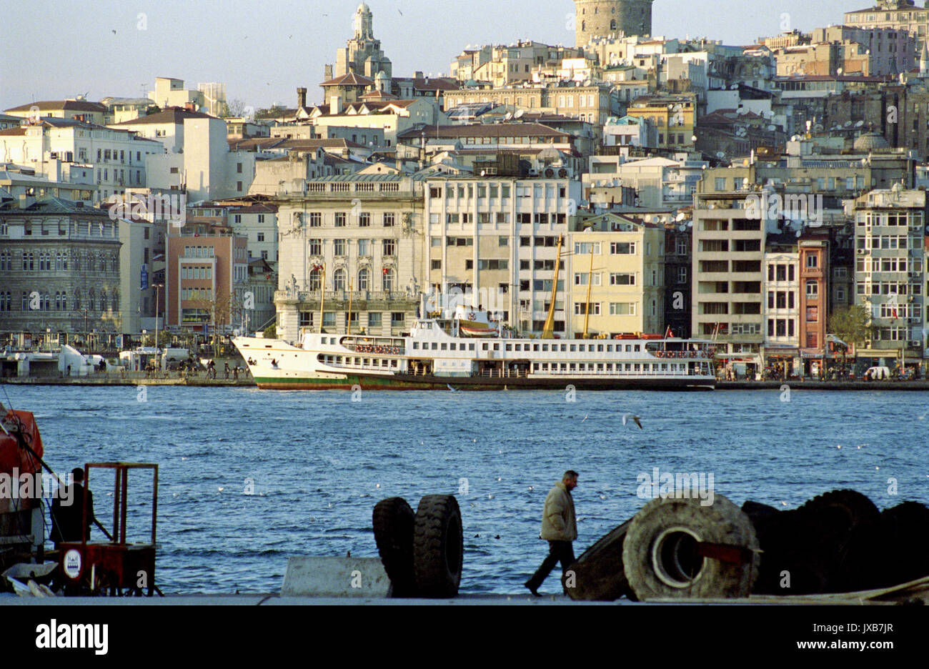 ISTANBUL TURQUIE - UNE VUE DU PORT AVEC UN FERRY - SILVER IMAGE © Frédéric BEAUMONT Stock Photo