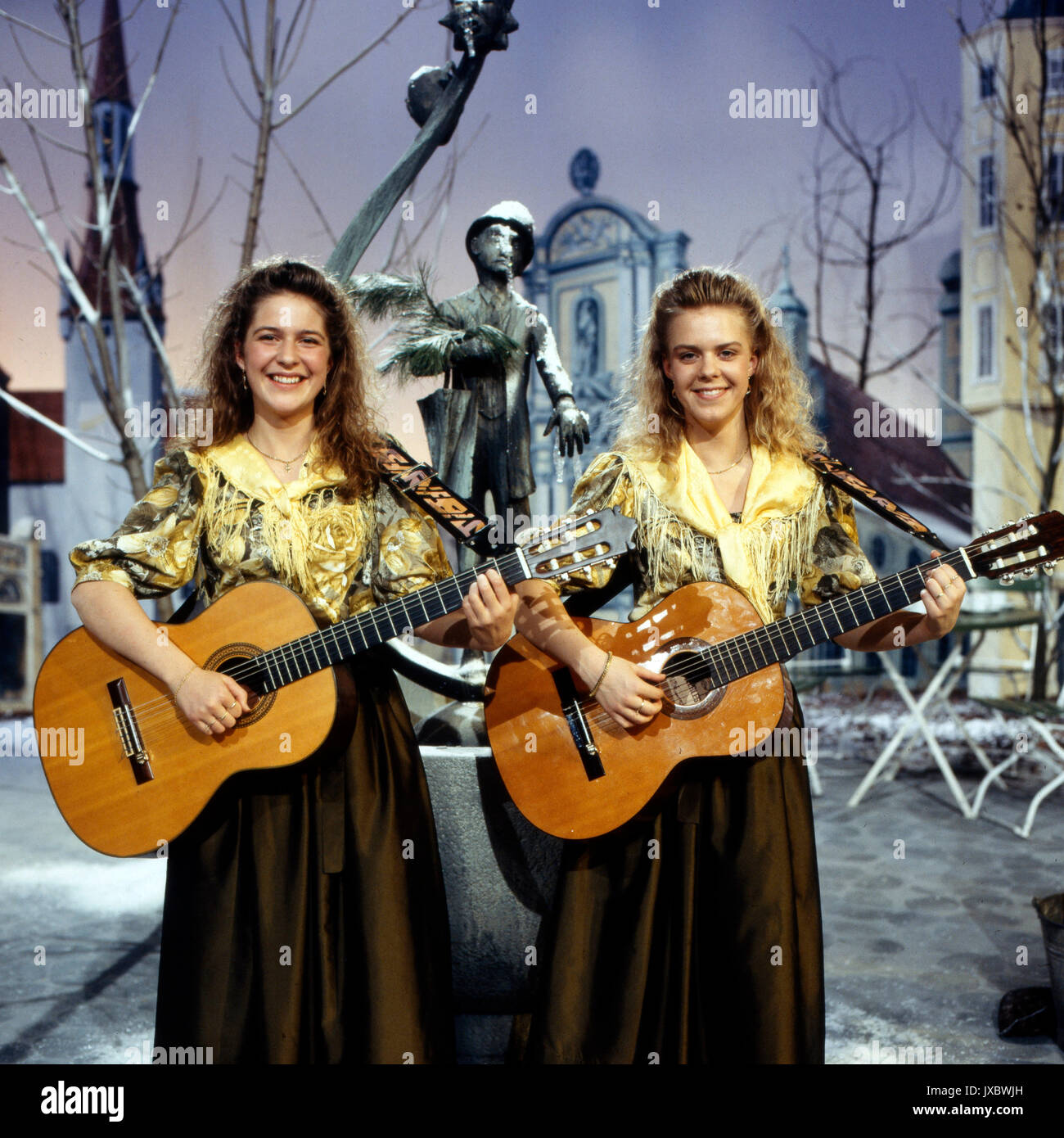 Das Volksmusikduo Simone und Bettina, Deutschland 1990er Jahre. Folklore music duo Simone und Bettina, Germany 1990s. Stock Photo