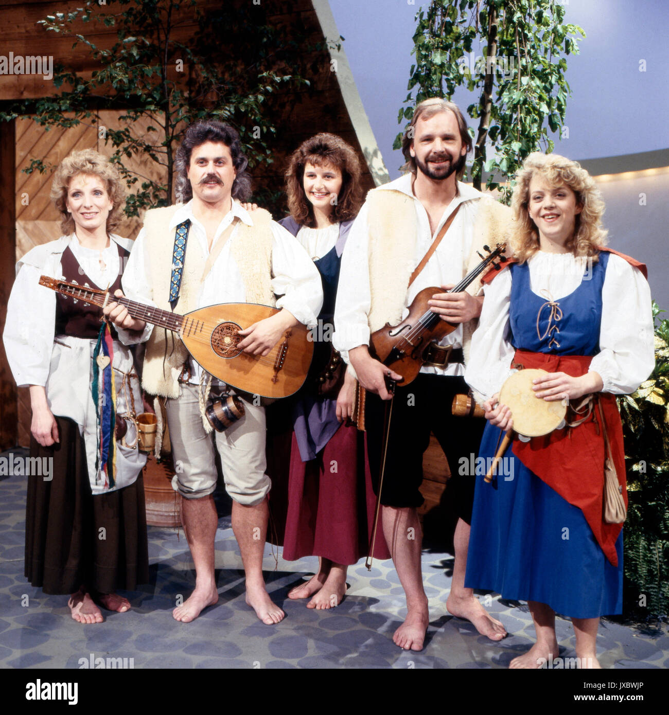 Deutsche volkstümliche Musikgruppe Die Schäfer bei einerm  Fernsehauftritt, Deutschland 1990er Jahre. German folklore group Die  Schaefer performing at German TV, Germany 1990s Stock Photo - Alamy