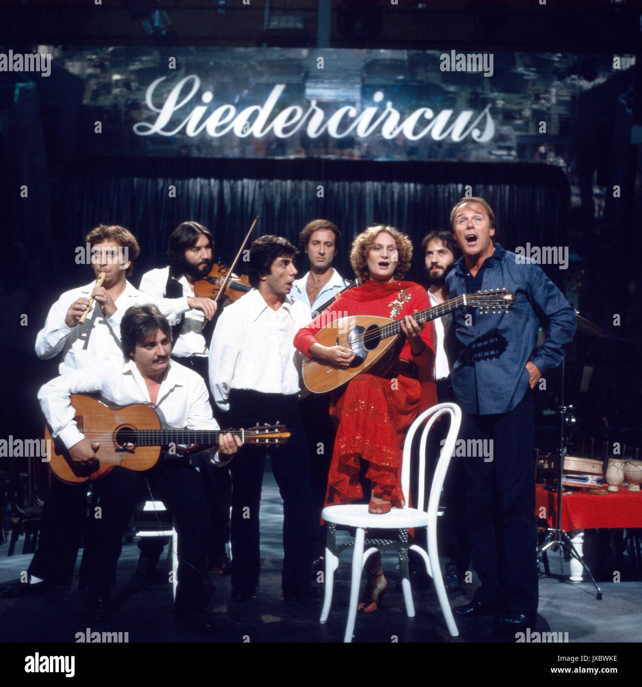 Die neapolitanische Gruppe N.C.C.P. zu Gast im 'Liedercircus', Deutschland 1980er Jahre. Neapolitan band N.C.C.P. performing at the show 'Liedercircus', Germany 1980s. Stock Photo