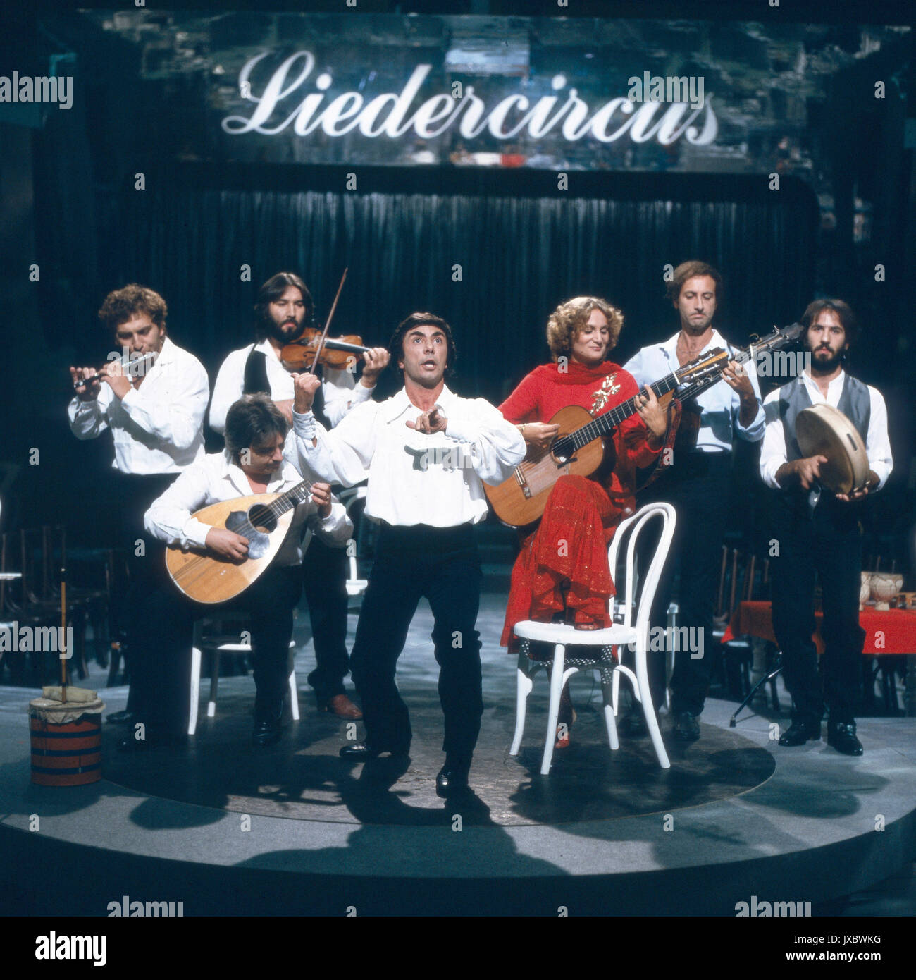 Die neapolitanische Gruppe N.C.C.P. zu Gast im 'Liedercircus', Deutschland 1980er Jahre. Neapolitan band N.C.C.P. performing at the show 'Liedercircus', Germany 1980s. Stock Photo