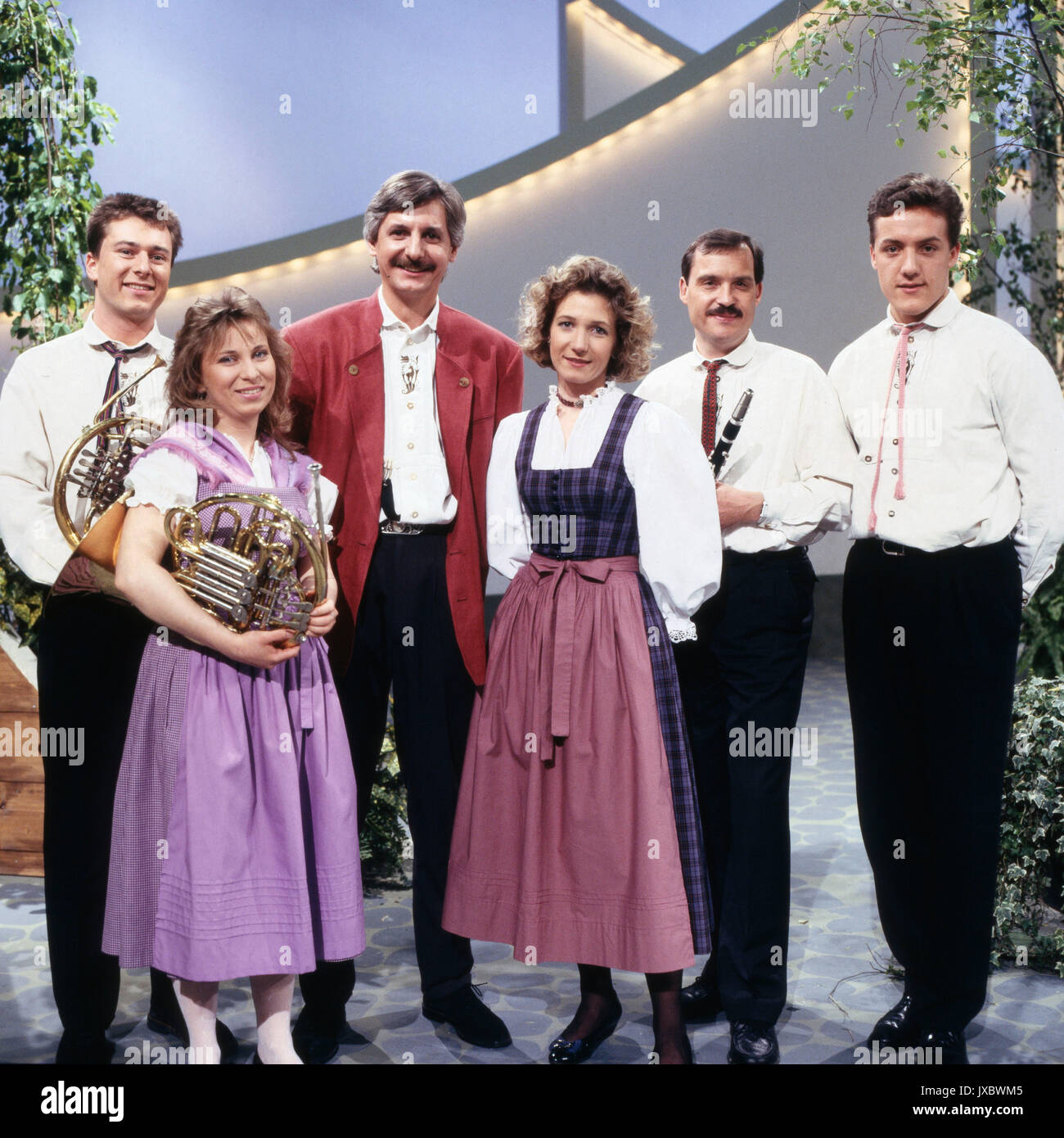 Volksmusikgruppe Wolfgang Herrmann bei einem Fernsehauftritt, Deutschland 1990er Jahre. German folk music group of Wolfgang Herrmann performing at German TV, Germany 1990s. Stock Photo