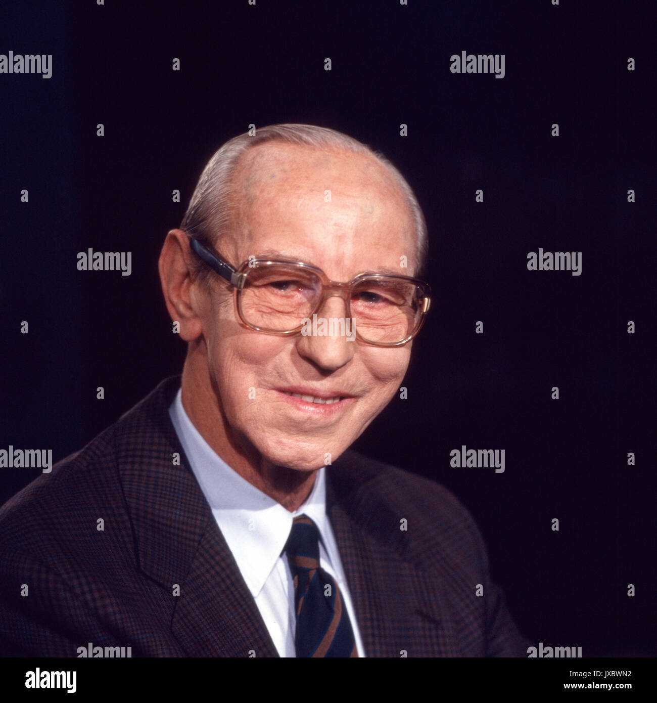 Deutscher Versandkaufmann und Dressurreiter Josef Neckermann, Deutschland 1980er Jahre. German businessman and equestrian dressage rider Josef Neckermann, Germany 1980s. Stock Photo