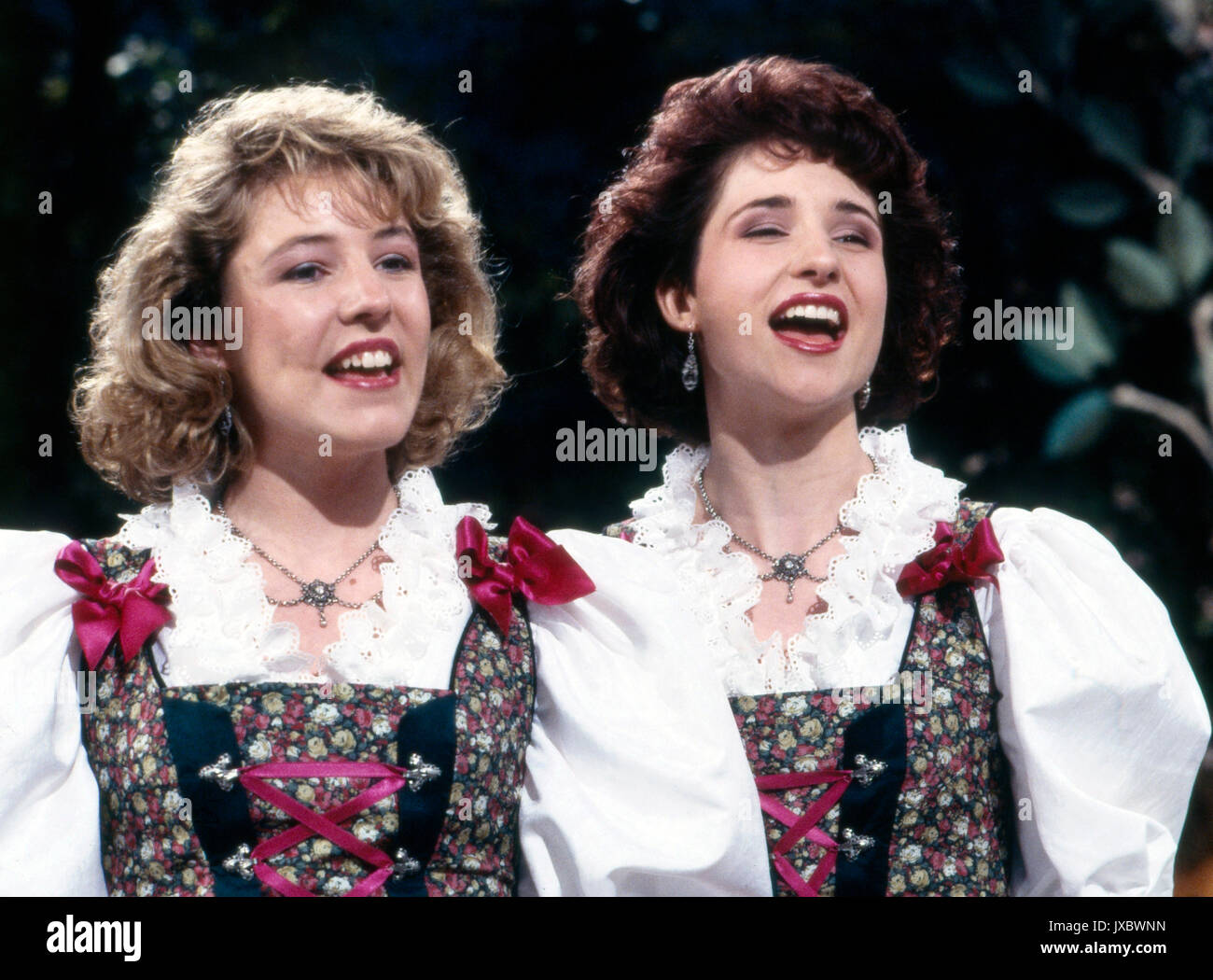 Singende Geschwister Alexandra und Anita Hofmann, Deutschland 1990er Jahre. German singing duo Alexandra and Anita Hofmann, Germany 1990s. Stock Photo
