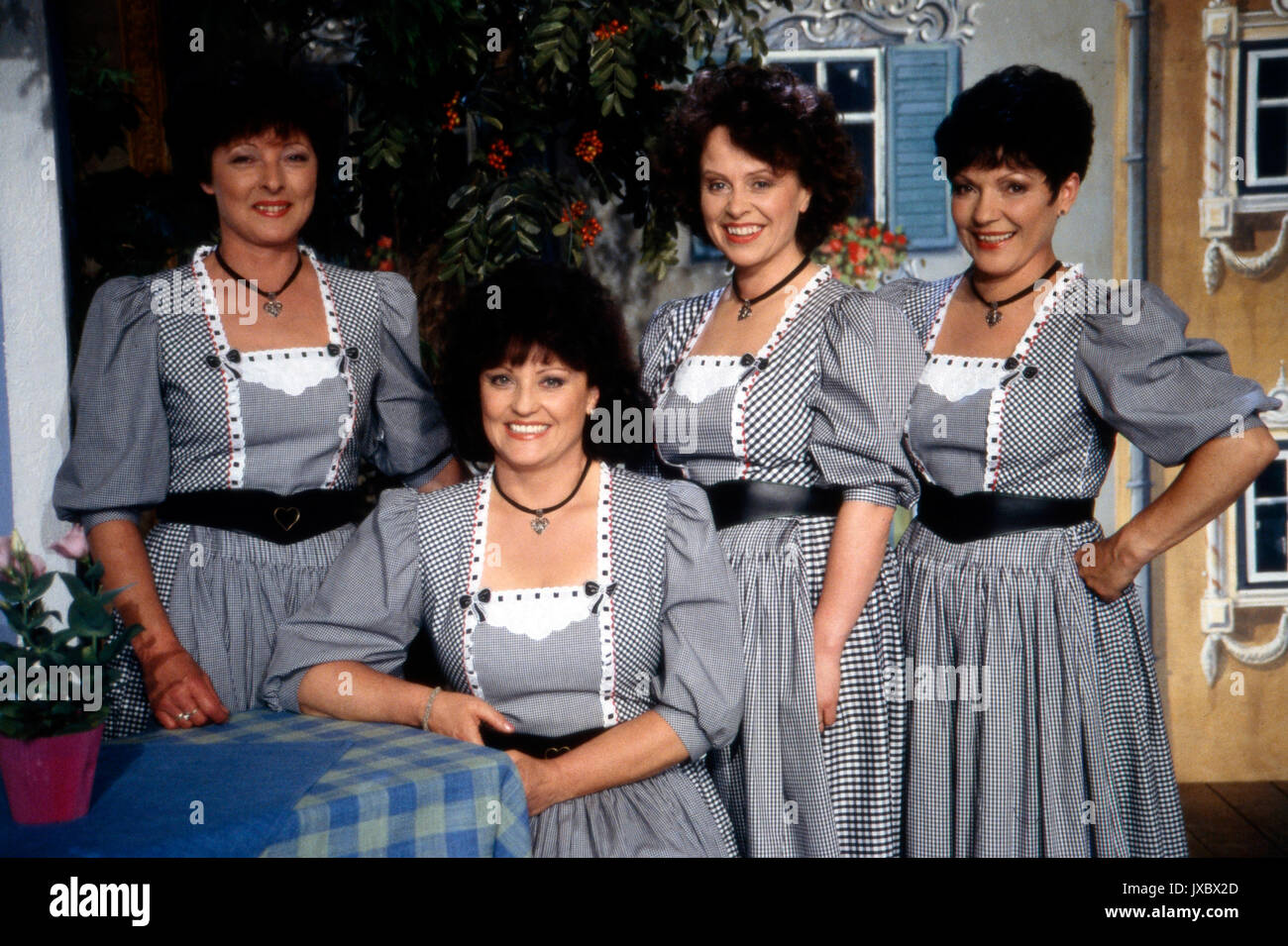 Ostdeutsche Folkloregruppe 'Zschorlauer Nachtigallen', Deutschland 1990er Jahre. East German folklore group 'Zschorlauer Nachtigallen', Germany 1990s. Stock Photo