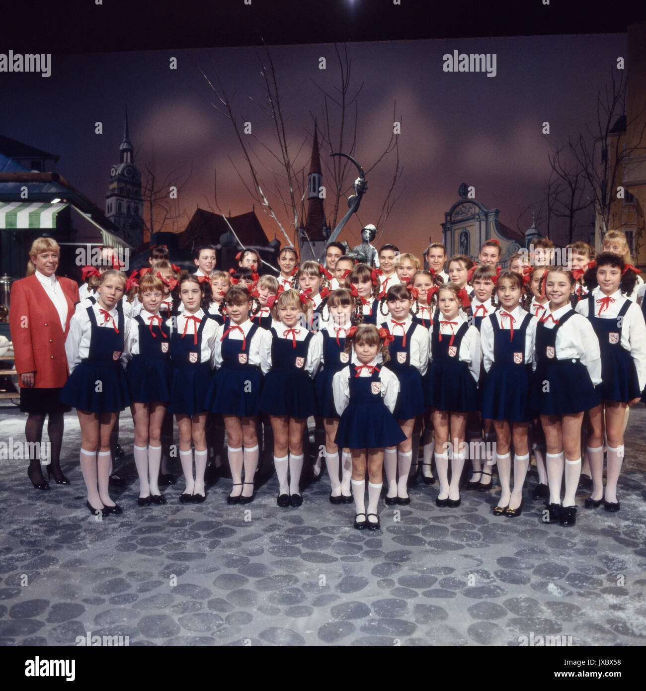 Der Mädchenchor Trixi bei einem Fernsehautritt, Deutschland 1980er Jahre. Girls' choir 'Trixi' performing at German TV, Germany 1980s. Stock Photo