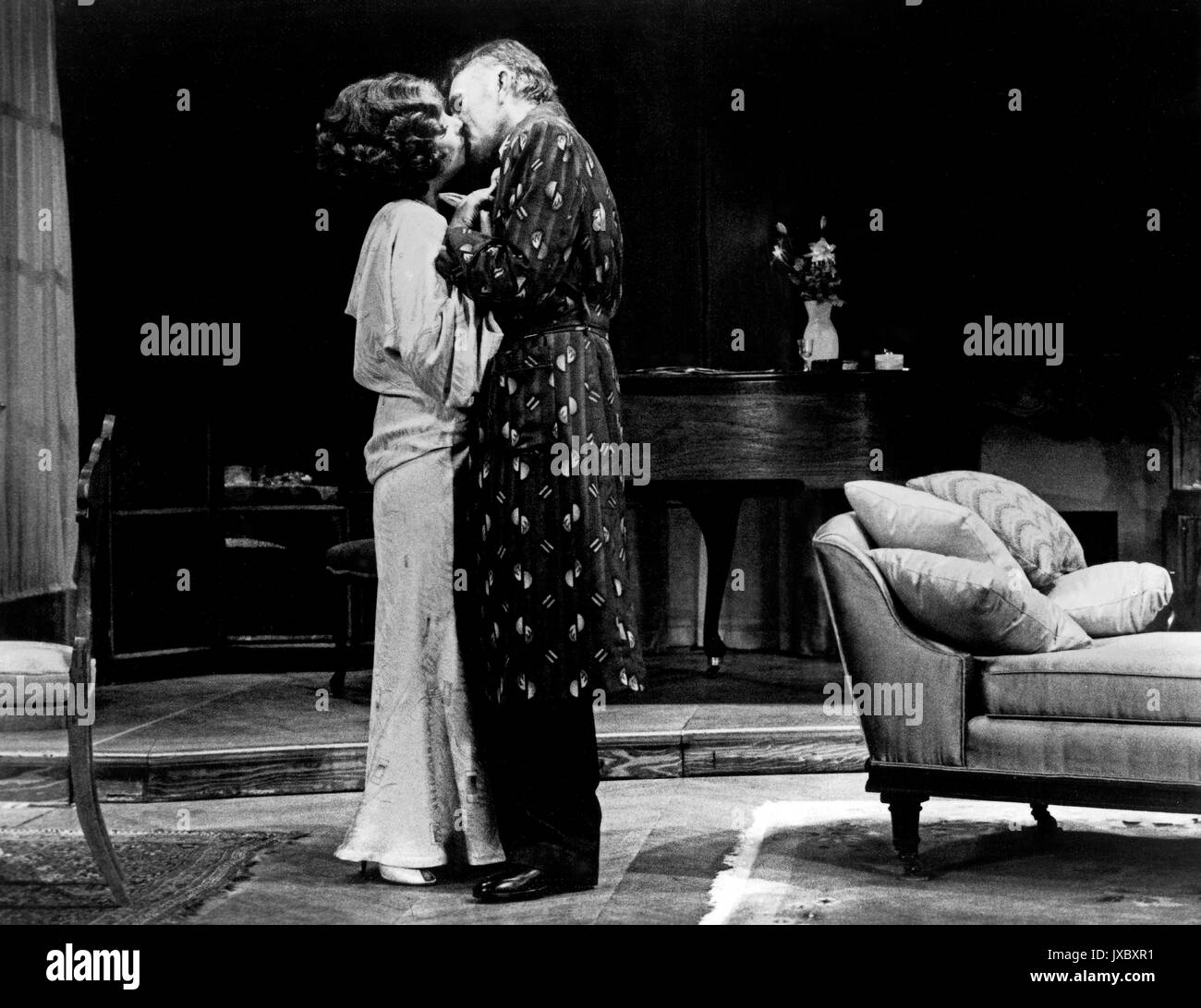 Private Lives, Theaterstück nach Noel Coward, USA 1980, Regie: Milton  Katselas, Darsteller: Elizabeth Taylor, Richard Burton Stock Photo - Alamy